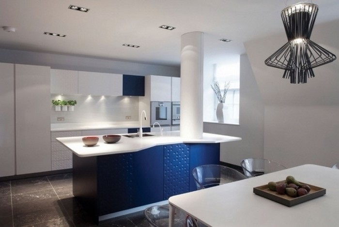 küchenideen weiß-blaue küche designen designer küchen aus den magazins schöne lampe beleuchtung