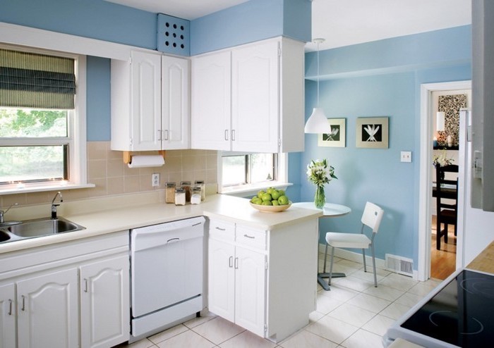 küchenideen in weiß und hellblau helle farben in der küche natürliches licht limetten zitronen