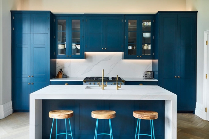 blaue kpchenschränke, weiße kücheninsel aus marmor, küche einrichten ideen