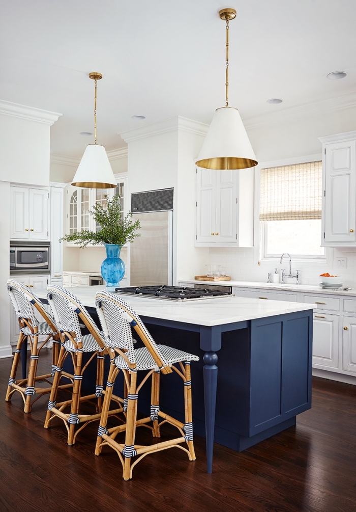 küche modern einrichten, pendellampen in weiß und gold, kücheninsel in weiß und dunkelblau