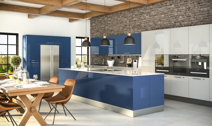 koche modern gestalten, küchengestaltung in weiß und blau, esstisch aus massivholz, ziegelwand
