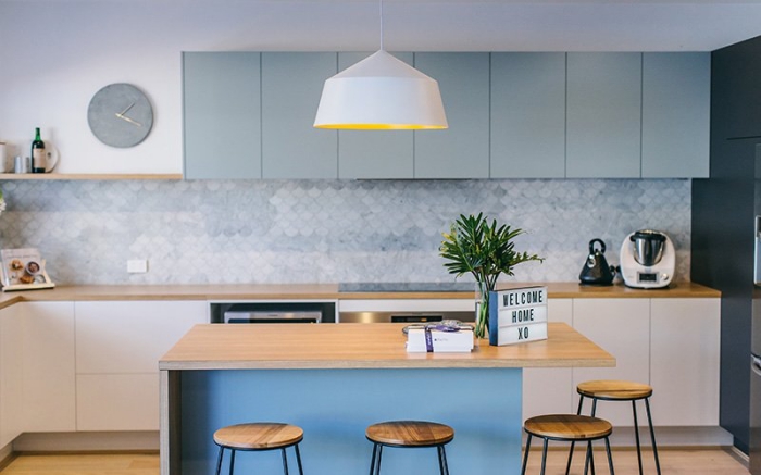 küche modern gestalten, kücheninsel aus holz, hellblaue oberschränle, kleiner raum einrichten