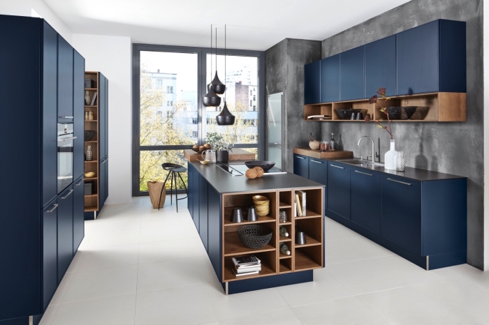 küche modern gestalten, küchenschränke in dunkelblau und holz, kücheninsel mit unterschränken und regalen