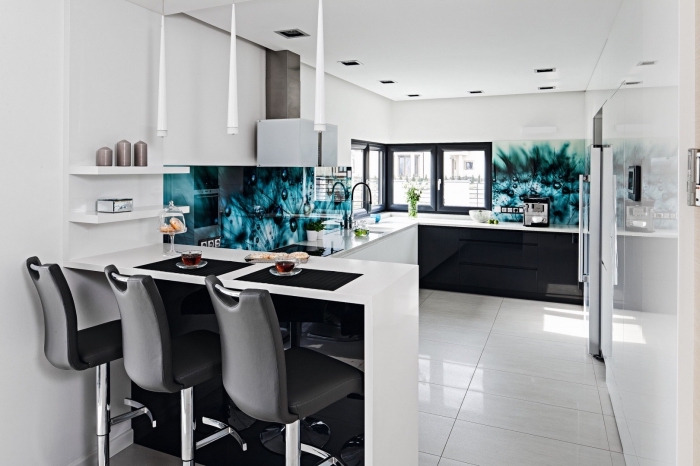 küche modern gestalten, kleiner raum einrichten, kücheneinrichtung in weiß und schwarz, moderne küchenwand