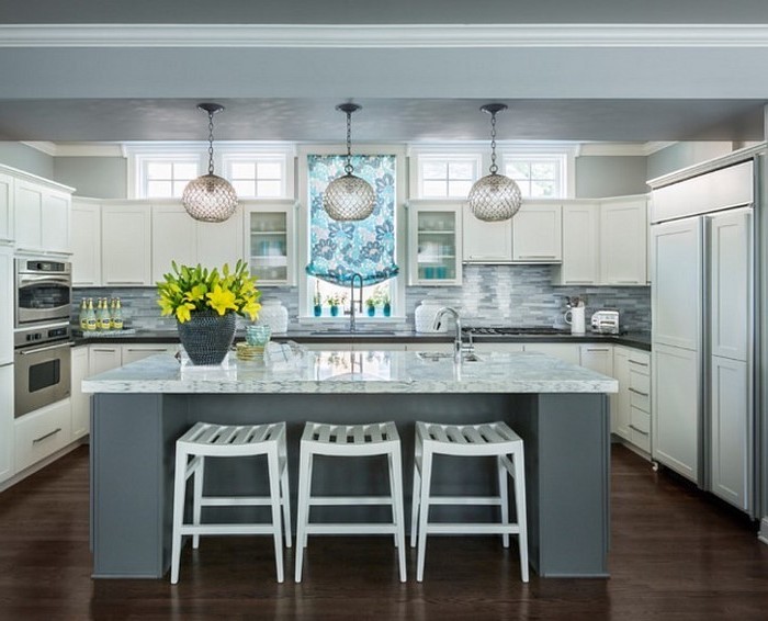 küchenideen küche selber einrichten schönes graues design grau blau mit frischen gelben blumen vase deko ideen
