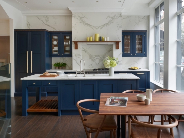 küche weiß holz und dunkelblau, wand aus marmor, tisch aus holz, große insel
