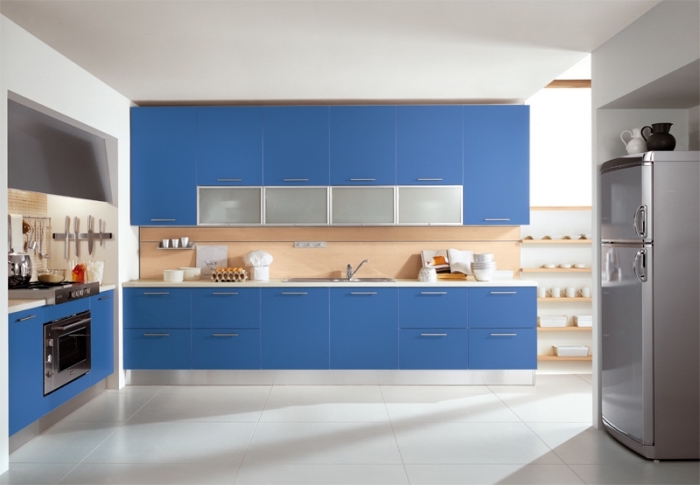 blaue küchenschränke, küche weiß holz und blau, große bodenfliesen, raum gestalten