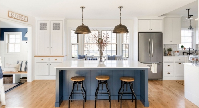 küche weiß holz und blau, kleiner raum gestalten farben ideen, helle wände, bodenbelag aus holz