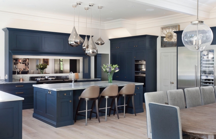 dunkelblaue küchenmöbel, küchen aktuell bilder, silberne pendelleuchte, küchenbeleuchtung