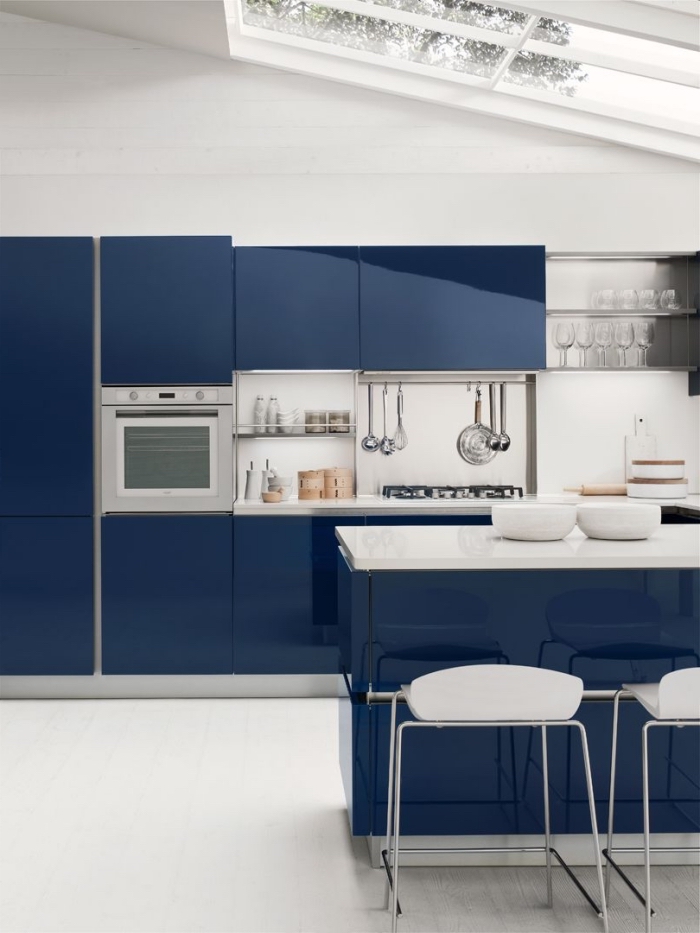 küchen aktuell bilder, kleines zimmer einrichten, blaue küchenschränke, wohnungeinrichtung in blau und weiß