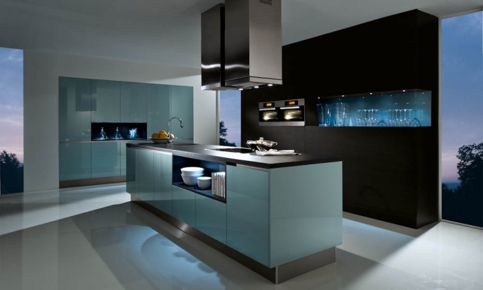 moderne kücheneinrichtung in blau und schwarz, küchen ideen bilder, lange insel