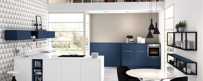 küchen ideen bilder, kücheneinrichtung in weiß und blau, geometrische wand, kleines zimmer gestalten