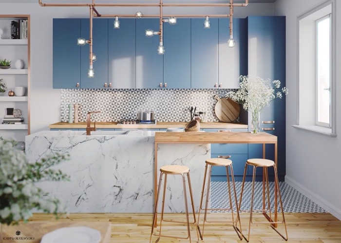 küchen ideen, blaue küchenschränke, mosaikfliesen in weiß und grau, kücheninsel aus marmor