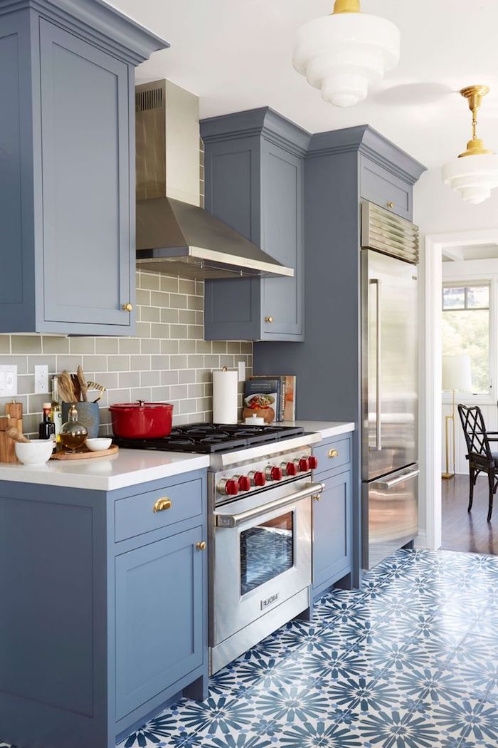 küchen ideen in blau schönes design der möbel und boden mit blumen muster weiß blaue designs mediterran