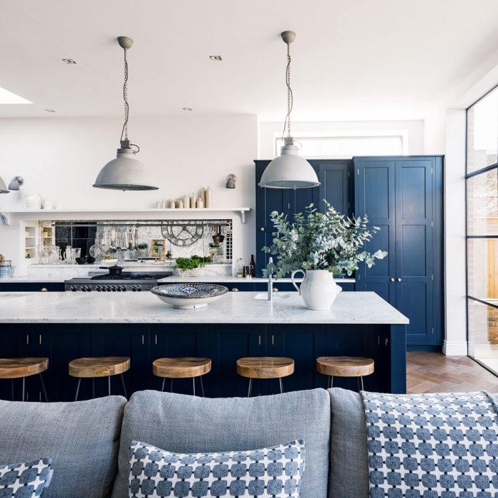 küchen ideen in blau, einrichtng in modernem landhausstil, küchengestaltung in weiß und dunkelblau
