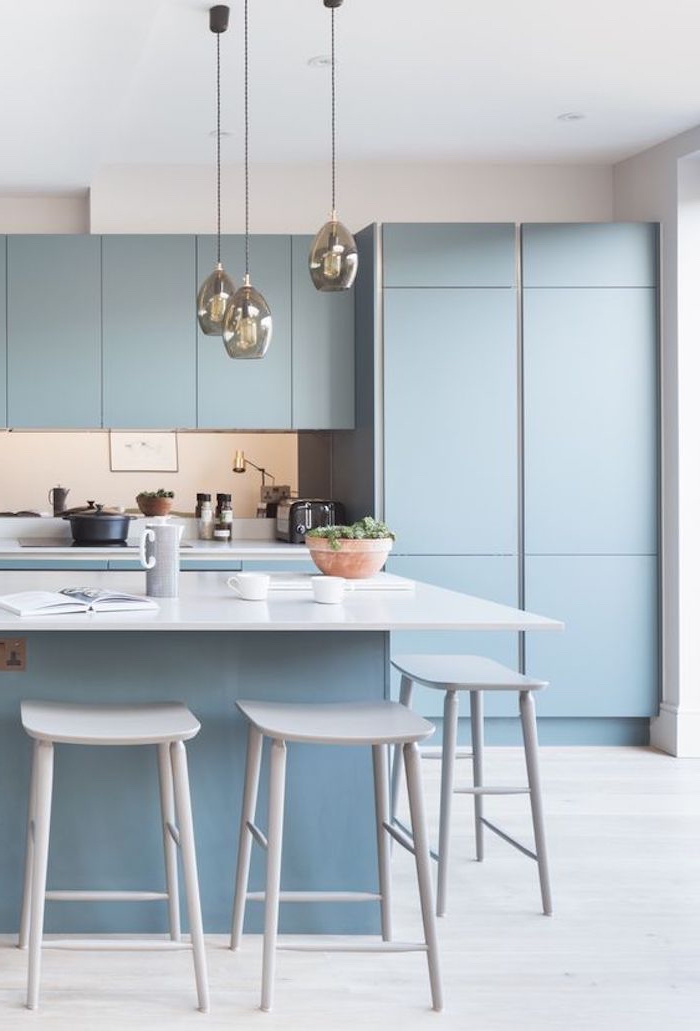 küchen ideen, küchengestaltung in hellblau und weiß, moderne küchenbeleuchtung, hängelampen
