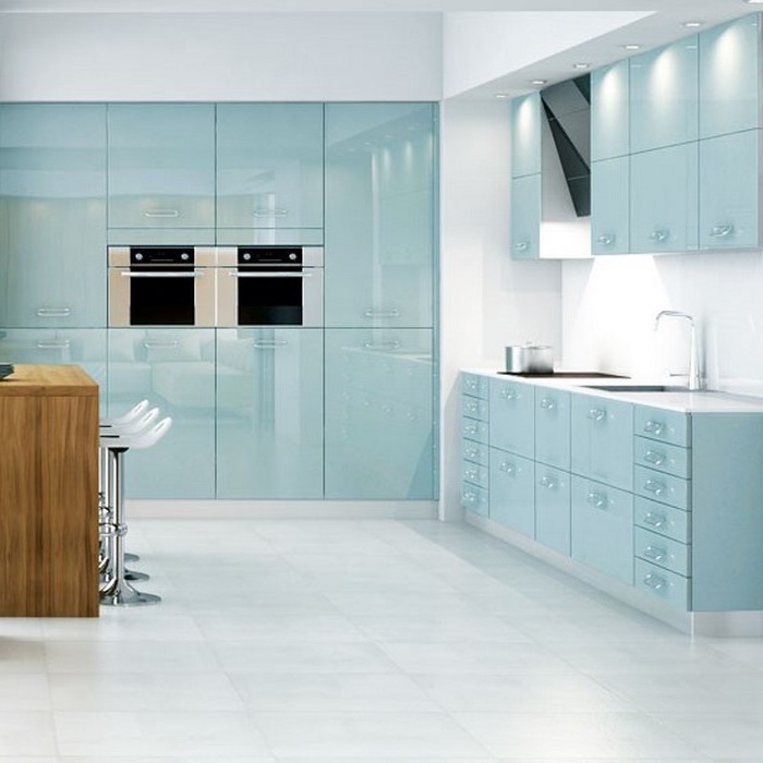 kücheneinrichtung schönes design glänzende ideen zum ausstatten der modernen küche helle farben weiß blaue küche