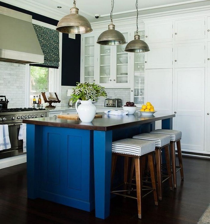küchen ideen in blau blaue kochinslel in der küche moderner landhausstil kreatives lampendesign