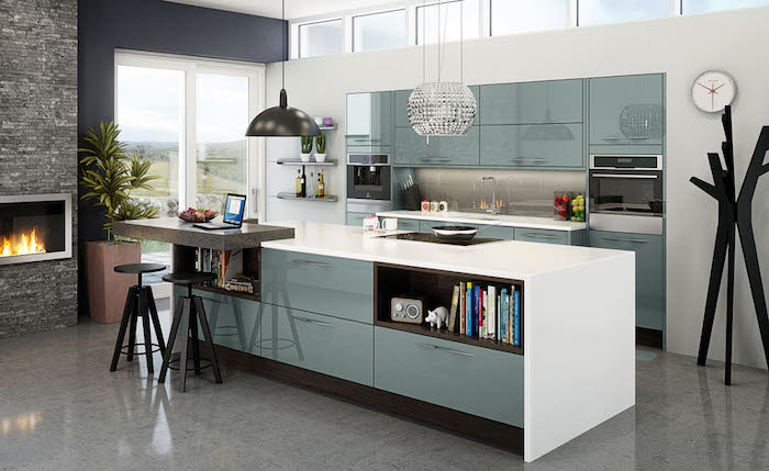 küchengestaltung inspirierendes design kaminofen in der küche blaue möbel und dunkle dekorationen bücherregal in der küche