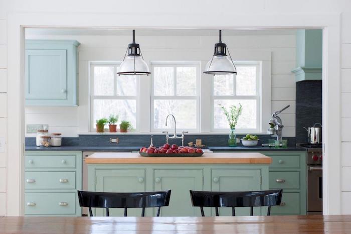 küchengestaltung ideen himmelsblau und mintgrün kombinieren deko frisches essen in der küche gemütliche küchen anmosphäre