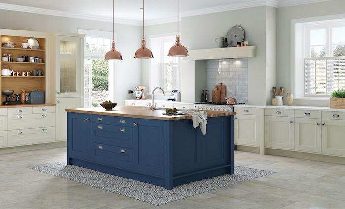 schöne küchen helles ambiente in der küche kontrast durch dunkelblaue kochinsel kücheninsel deko ideen