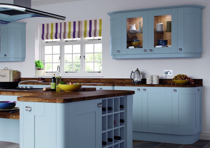 schöne küchen einrichtung blaues design gelbe schüssel bunte vorhänge in der küche braun-blaue-küche