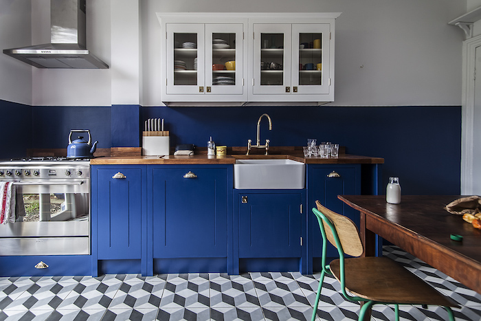 ikea inspiration möbel in blau in der küche moderne wohnung boden in geometrischen formen muster idee retro
