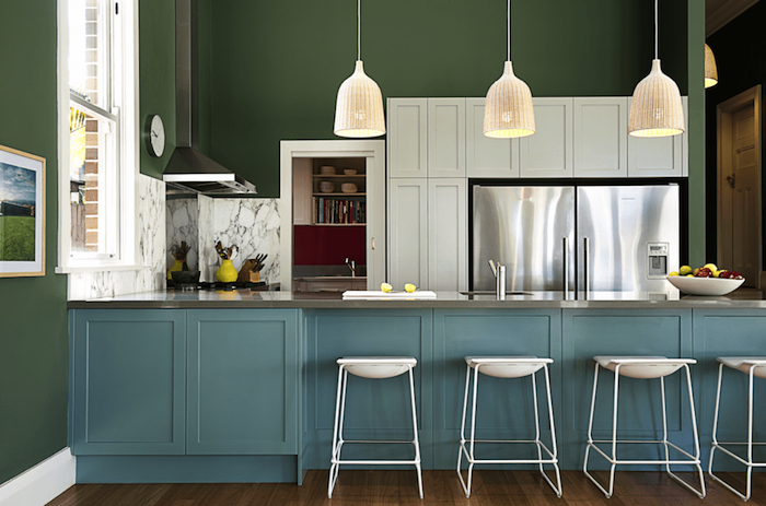 moderne küchen designen selber einrichten schöne ideen weiße lampen und stühle blaue möbel grüne wand