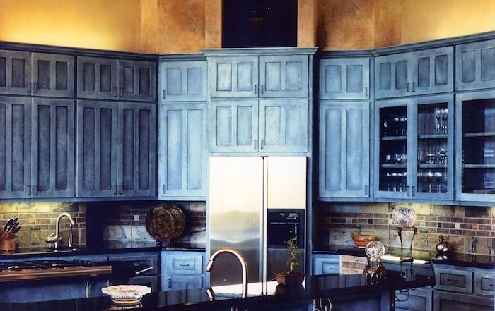 selbstgebaute küche schönes design ausgetragener effekt gelb unf blau kombinieren tolle retro küche