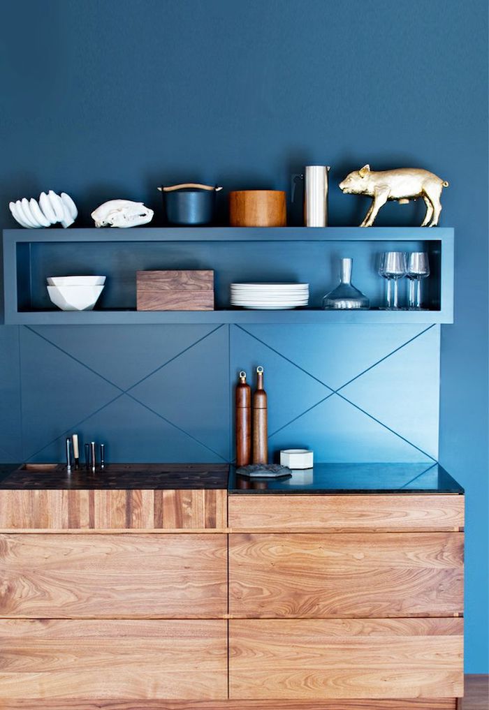 selbstgebaute küche küchendesign dessin in blau blaue wand wanddeko spüle schwein deko figur