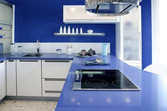 selbstgebaute küche küche in blau gesättigte farben in der küche weiß und blau kombinieren mediterranes flair zu hause