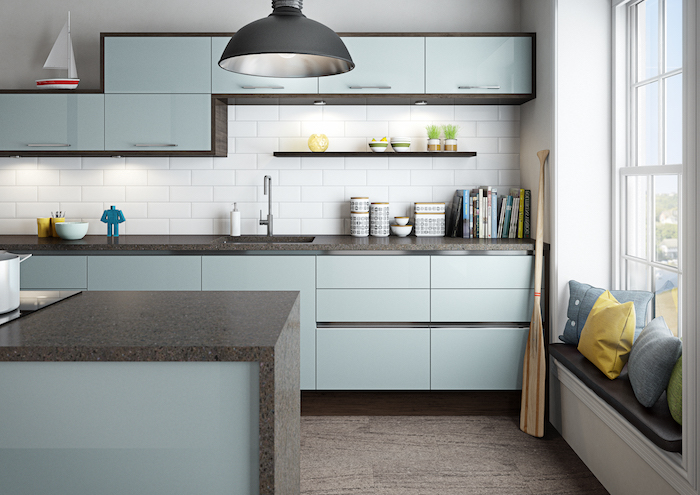 moderne küchen einrichten eine idee in grau und blau schöne küchendesigns kissen am fenster 