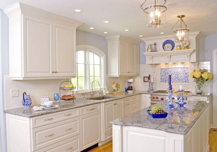 küche einrichten ideen in weiß weiße küche mit blauen akzenten und dekorationen 