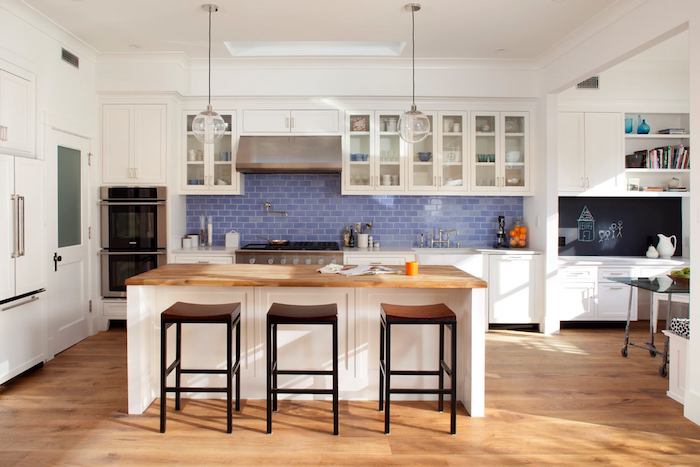 küche einrichten schöne küche mit blauen fliesen wandgestaltung kreatives design