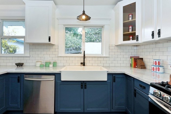 küche einrichten schönes küchendesign spülmaschine spüle becken schränke dunkelblaue einrichtung möbel