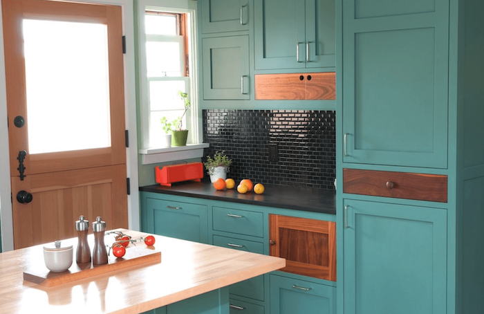 moderne küchen möbel hölzerne einrichtung lackiert und bealt in beige und blau mintblau
