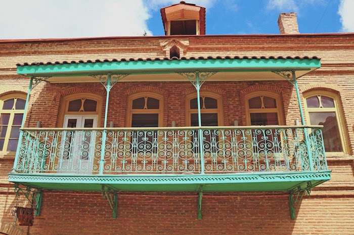 mintgrün balkon villa stadt dorf farbgestaltung schöne idee in georgien terasse elementen deko
