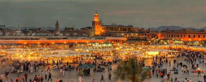 hauptstadt von marokko schöne atmosphäre abendfoto markt stadtzentrum altstadt medina lichter touristen