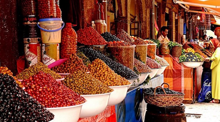 rabat marokko offener markt einkaufen gehen kräuter und süßigkeiten verhandlungen 