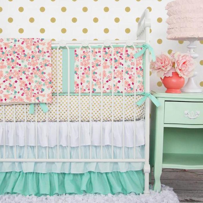 babyzimmer schön einrichten babybett in bunten farben grün blau rosa gepunktete muster schönes shabby design