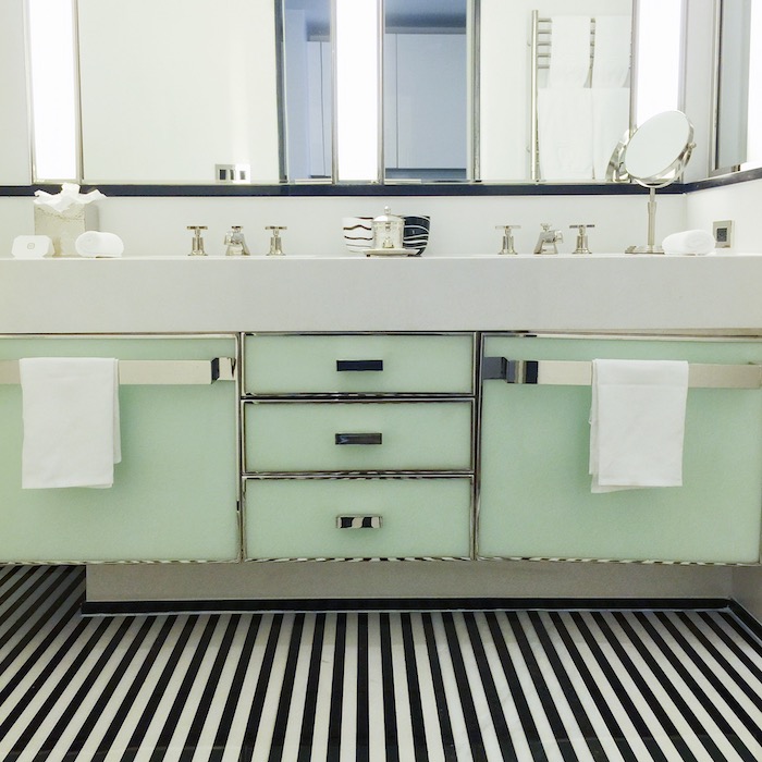 farbe mintgün in dem badezimmer bad waschbecken für zwei schubladen schränke tücher spiegel