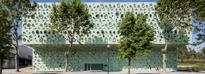 universität fassade lisabon idee ausgefallen einzigartige architektur institut mit bunte deko