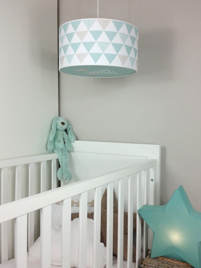 babyzimmer einrichtung ausstattung weißes babybett kuscheltier intgrün stern deko lampe frohe babys