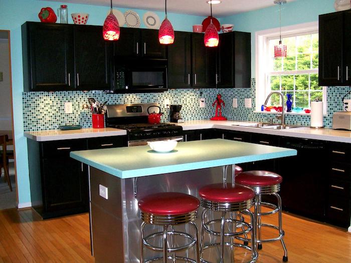 küche einrichten einzigaritge kontraste in der küche möbel in blau und rot rosarot gesättigt und türkis blau