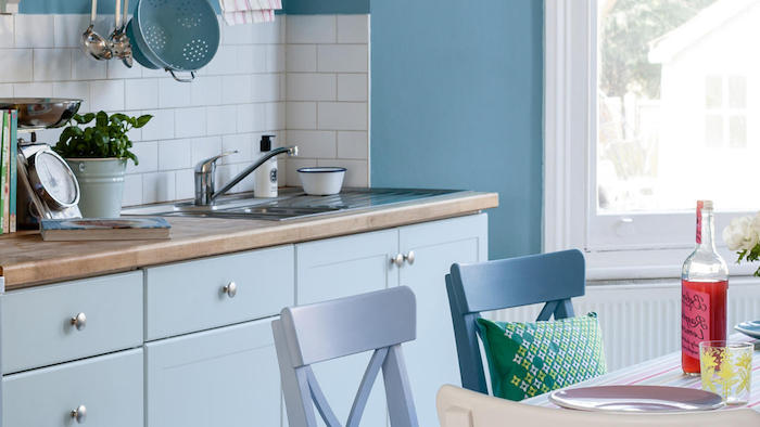 küche vorher nachher deko geschirr einrichtung blaue stühle stuhl design ideen
