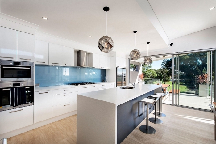 moderne küchen ideen, zimmer gestalten, kücheneinrichtung in blau und weiß, geometrische lampen