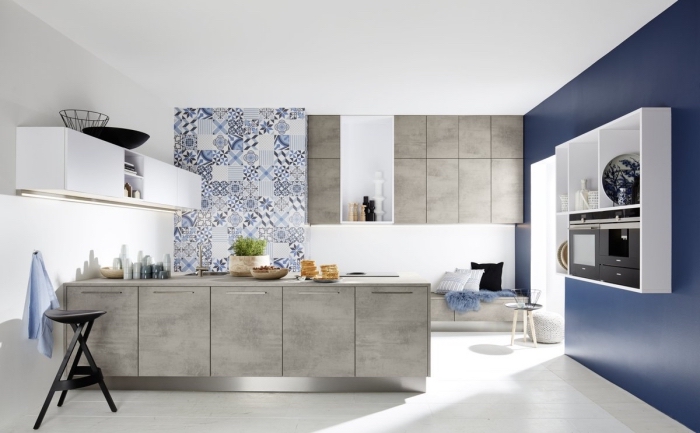 moderne küchen ideen, küchengestaltung in grau, weiß und dunkelblau, wanddeko mit mosaikfliesen