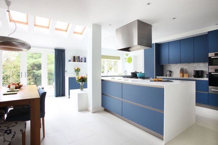 moderne küchen ideen, weiße wände, kpcheninsel mit unterschränke, küchengestaltung in wieß und blau
