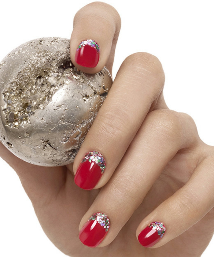 Winterliches Nageldesign mit kleinen Kristallen, roter Nagellack, runde Nagelform, silberner Ball