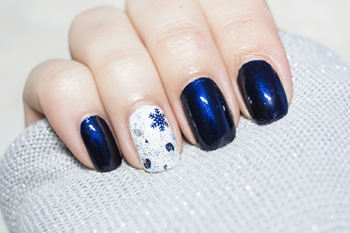 Winterliche Nägel, dunkelblaue Schneeflocken auf weißem Grund, dunkelblauer Nagellack, eckige Nagelform